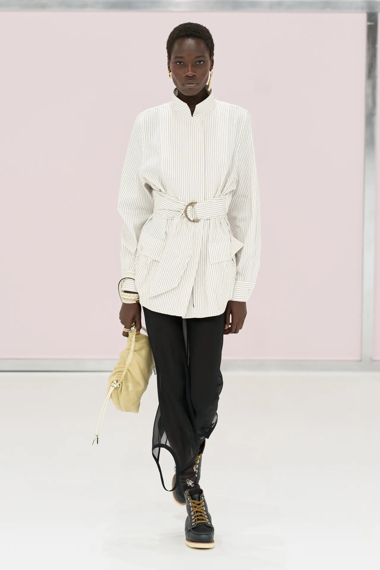 Fendi pré-célèbre ses 50 printemps avec sa collection SS25 Dans un hommage aux années 20, à sa créatrice et à son patrimoine | Image 528348