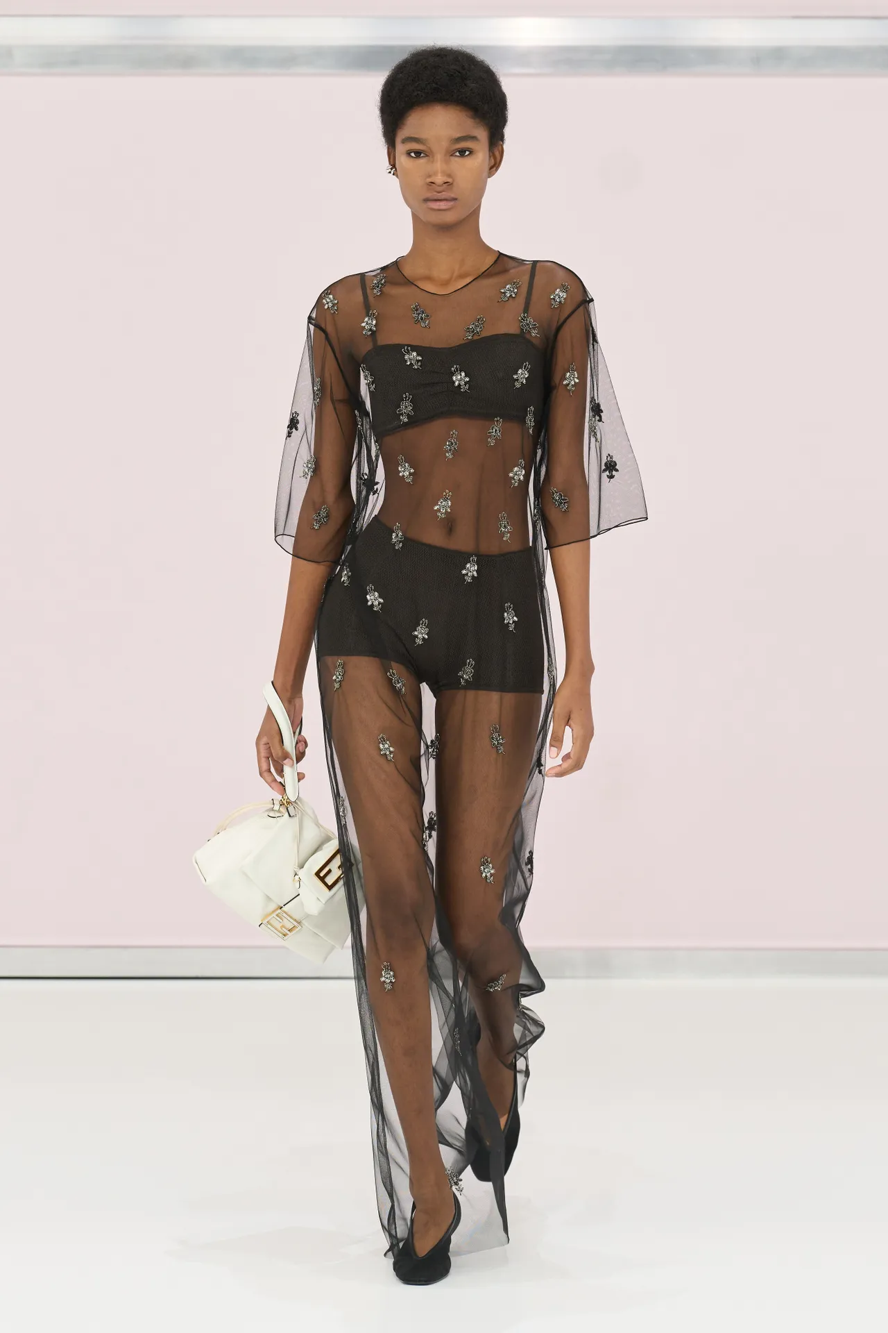 Fendi pré-célèbre ses 50 printemps avec sa collection SS25 Dans un hommage aux années 20, à sa créatrice et à son patrimoine | Image 528347