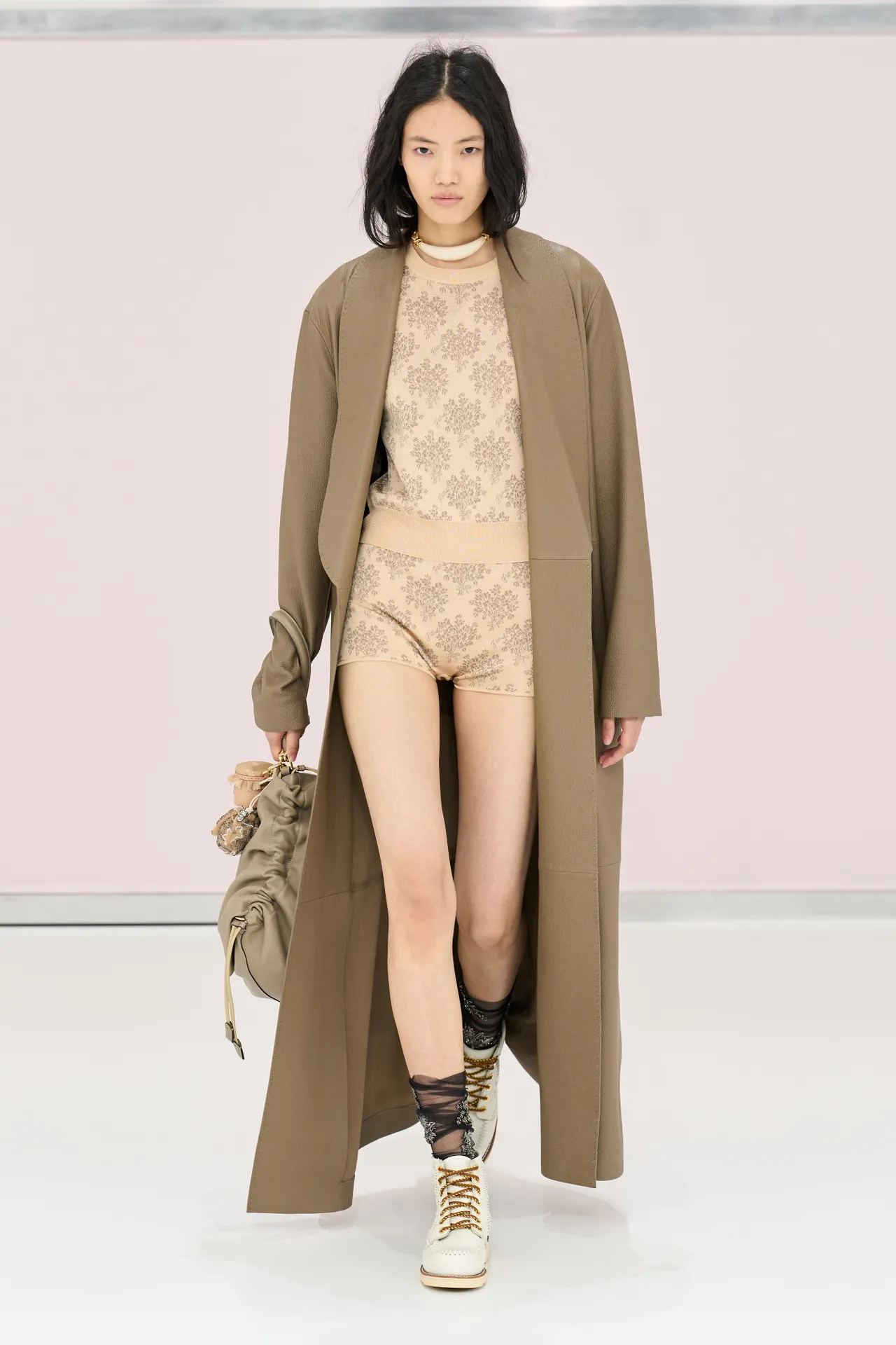 Fendi pré-célèbre ses 50 printemps avec sa collection SS25 Dans un hommage aux années 20, à sa créatrice et à son patrimoine | Image 528346