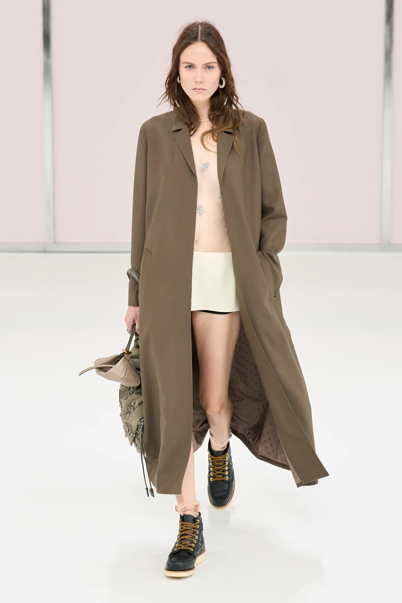 Fendi pre-celebrates its 50th anniversary with its SS25 collection In a tribute to the 1920s, to its creator and to its heritage | Image 528335