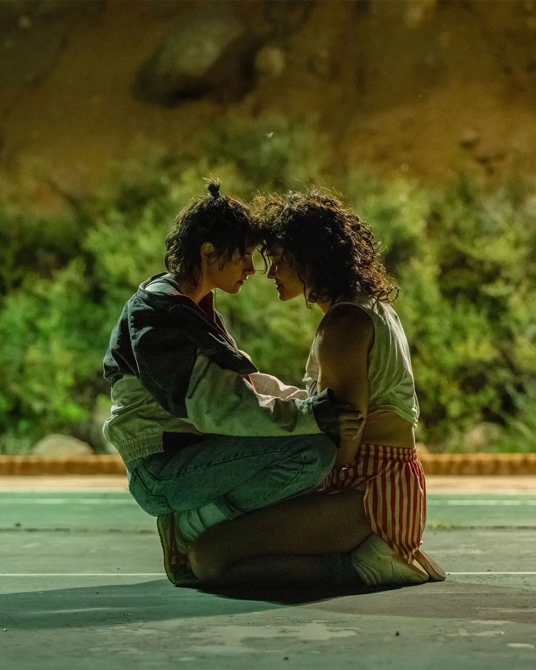 E se il fascino di Love Lies Bleeding fosse un abbaglio? Di certo l’opera con Kristen Stewart e Katy O’ Brian è già un cult, sebbene si tratti di un thriller meno entusiasmante del previsto