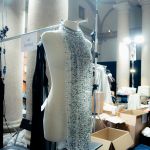 The new Sportmax bag is an ode to softness In Via della Spiga in Milan, the possibility to experience the Soffy Bag | Image 529613