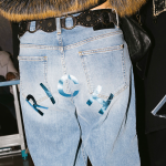John Richmond e il DNA indomabile di un look moderno Il nuovo progetto MAKE IT RICH dimostra come il denim possa diventare una tela creativa