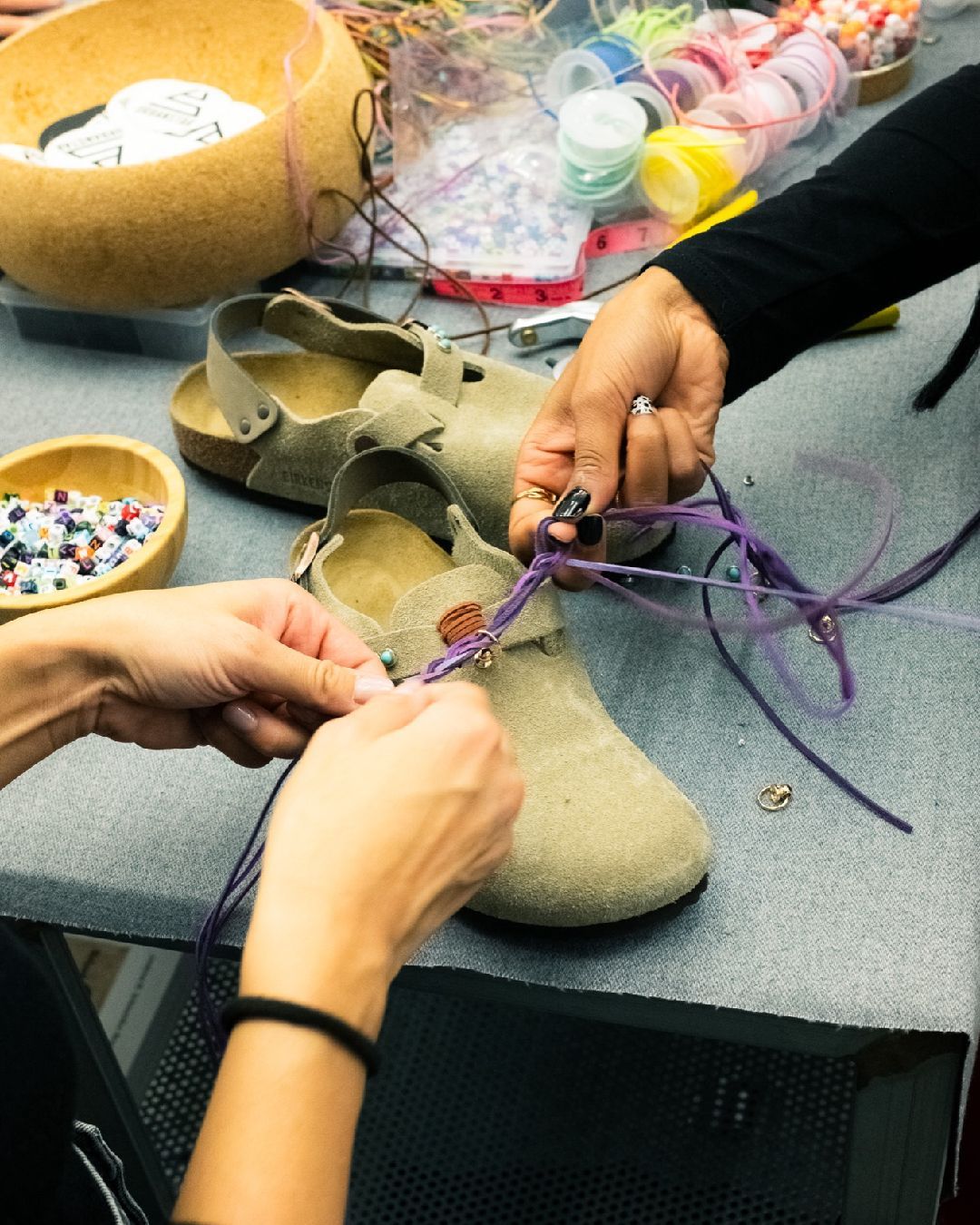 Ecco come è andato l'evento di BIRKENSTOCK da Urbanstar a Roma  Una giornata insieme al creativo Jacopo De Carli per personalizzare le nuove Tokio Suede