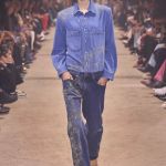 Embellished jeans are the trend that will brighten our autumn Colorful gems and fancy embroidery are returning to decorate denim as they did in the early 2000s | Image 537506