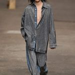 Embellished jeans are the trend that will brighten our autumn Colorful gems and fancy embroidery are returning to decorate denim as they did in the early 2000s | Image 537507