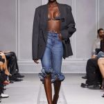 Embellished jeans are the trend that will brighten our autumn Colorful gems and fancy embroidery are returning to decorate denim as they did in the early 2000s | Image 537508