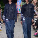 Embellished jeans are the trend that will brighten our autumn Colorful gems and fancy embroidery are returning to decorate denim as they did in the early 2000s | Image 537511