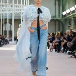 Embellished jeans are the trend that will brighten our autumn Colorful gems and fancy embroidery are returning to decorate denim as they did in the early 2000s | Image 537512