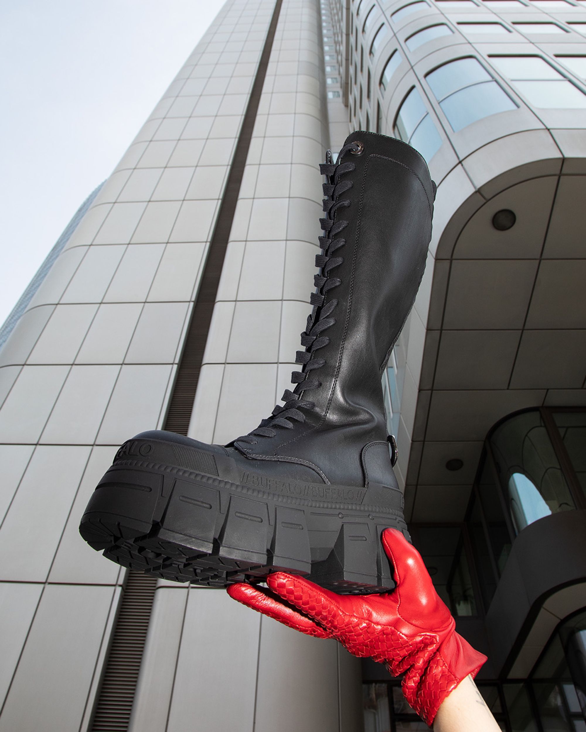 Buffalo FW24: una collezione che celebra misfit, fashionisti e spiriti urbani La collezione prende ispirazione dalla storia del brand per tracciare nuove prospettive di stile | Image 540913