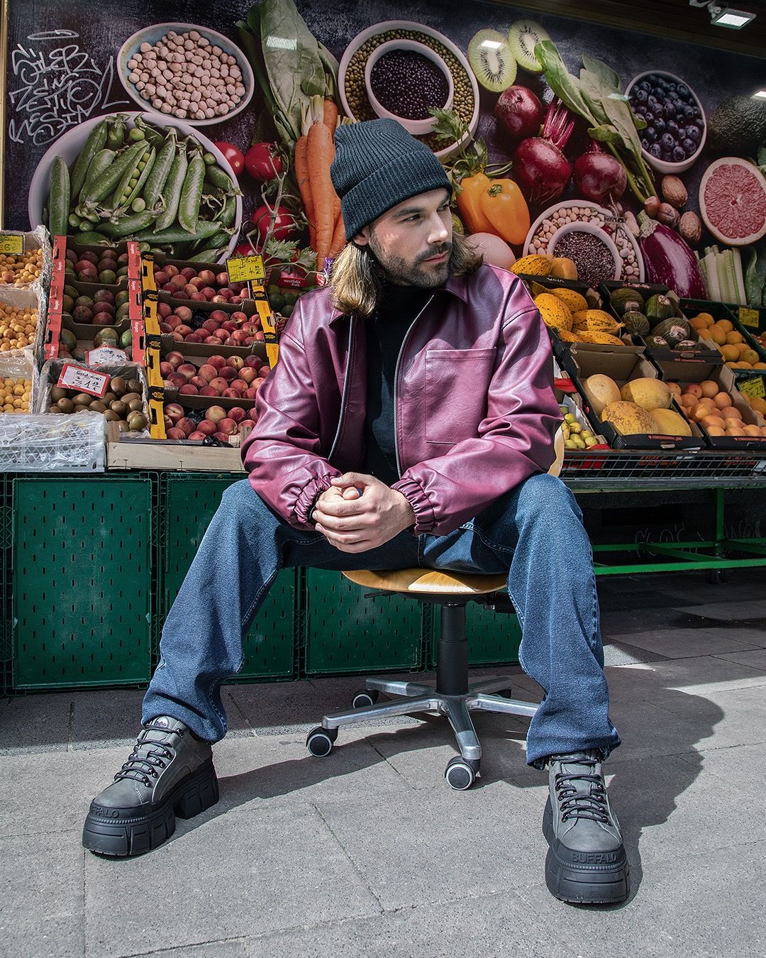 Buffalo FW24: una collezione che celebra misfit, fashionisti e spiriti urbani La collezione prende ispirazione dalla storia del brand per tracciare nuove prospettive di stile | Image 542542