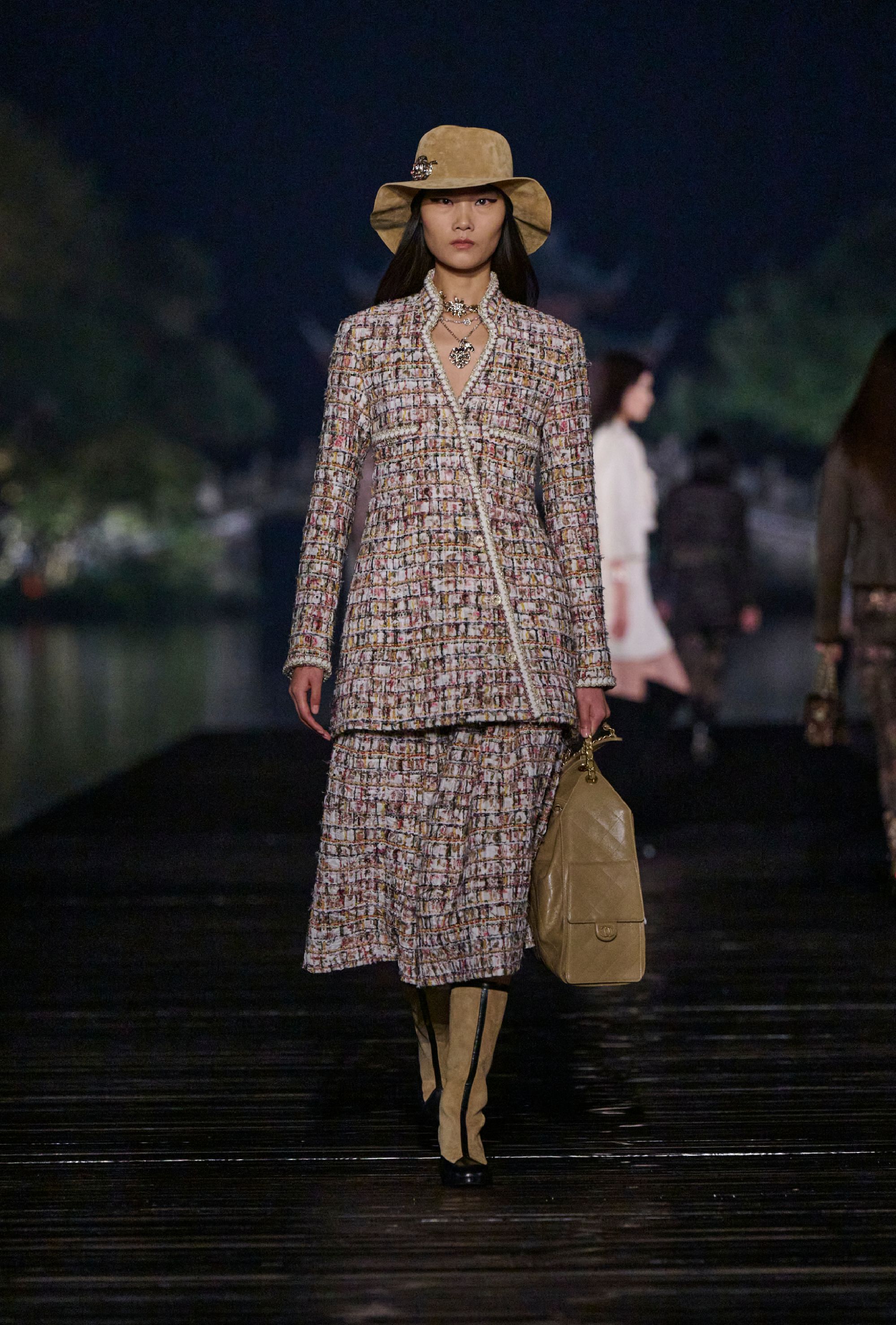 希少　CHANEL THE COUTURIERE AT WORK　シャネル Chanel The Couturiere at Work, by Amy De La Haye, Shell