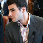 Luigi Mangione come nuova icona di stile? I due outfit indossati alle udienze preliminari sono già super virali