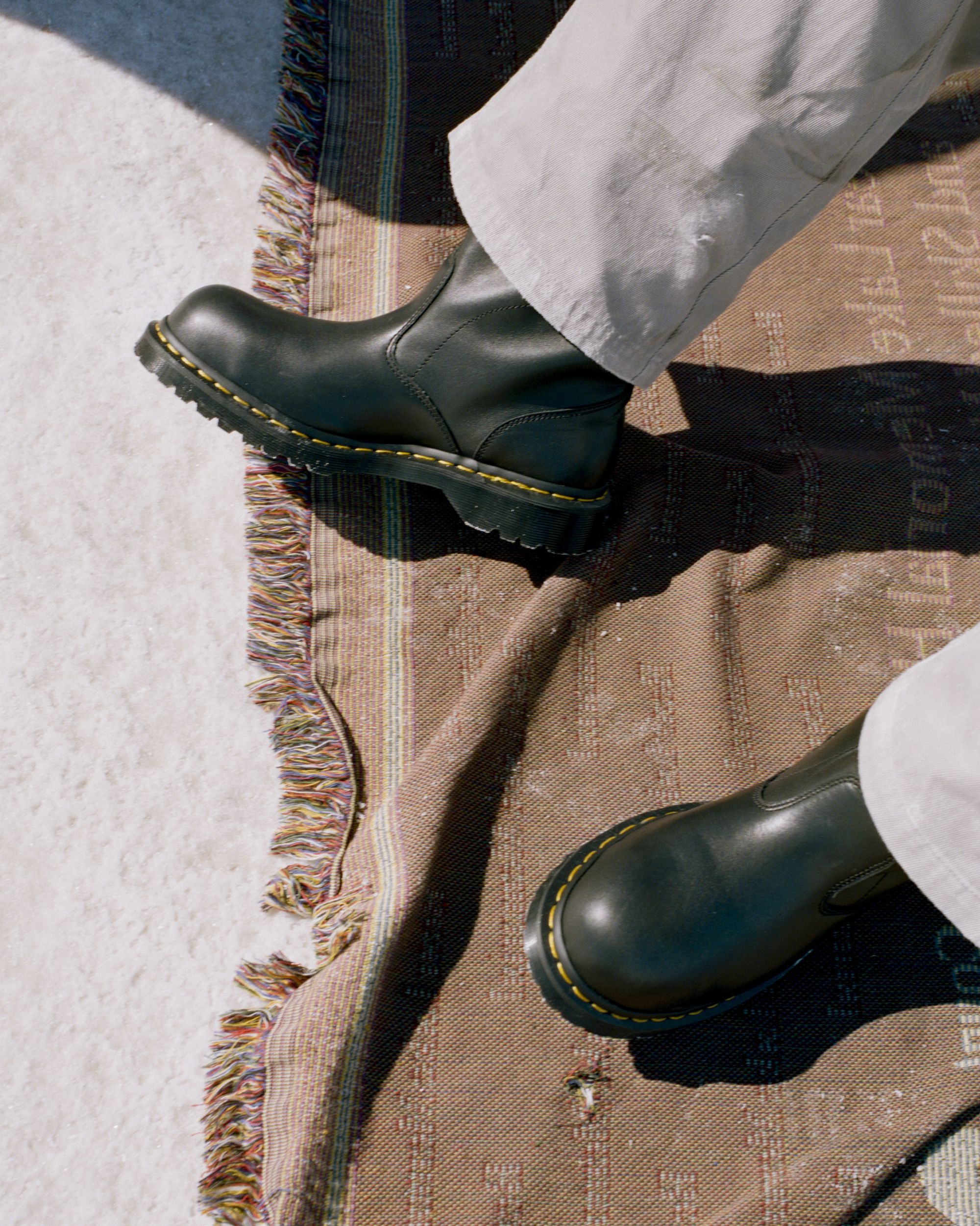 靴 dr martens Dr Martens 1460 Rainbow Patent Boots Grey Iridescent 8 Eye