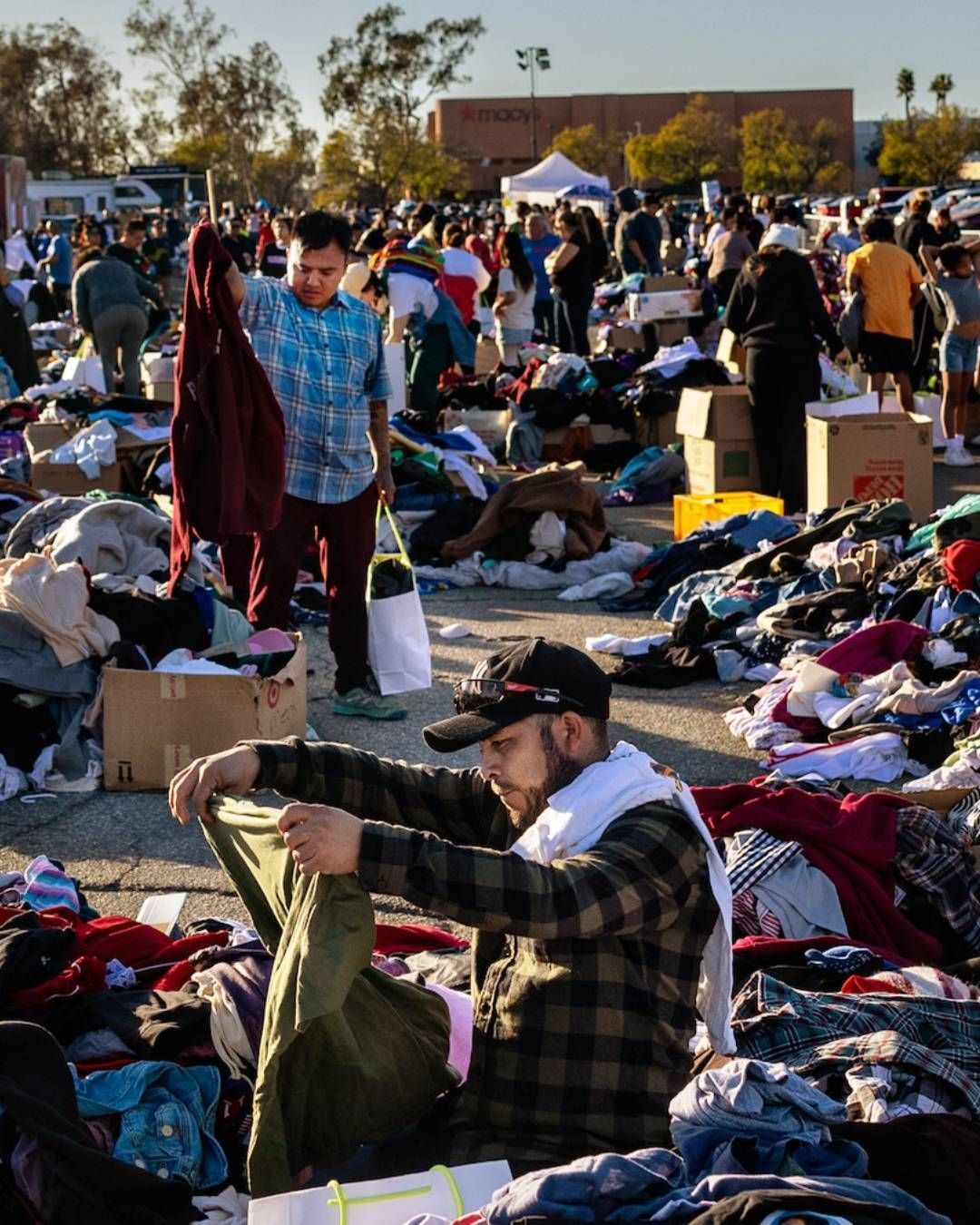 Il mondo ha un problema con la donazione di vestiti La strana questione della beneficenza alle vittime degli incendi di Los Angeles