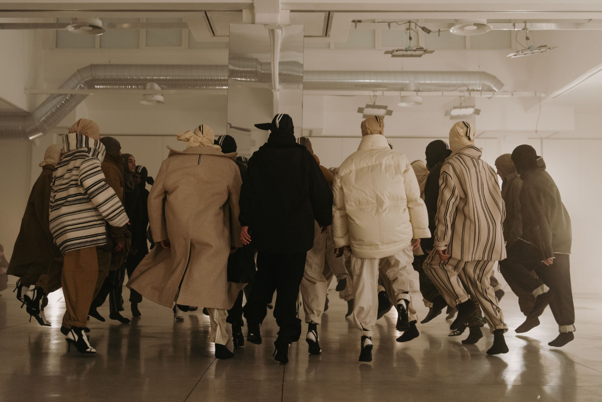 The grand debut of Mordecai at Milano Fashion Week “The Intelligence of Others” explores the DNA of contemporary Italian tailoring, with an emphasis on resilience | Image 549425