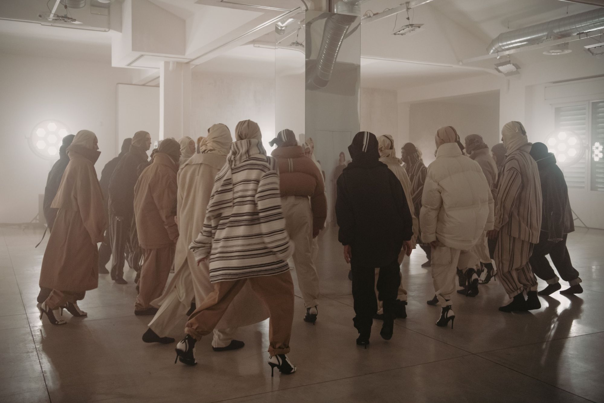 The grand debut of Mordecai at Milano Fashion Week “The Intelligence of Others” explores the DNA of contemporary Italian tailoring, with an emphasis on resilience | Image 549450