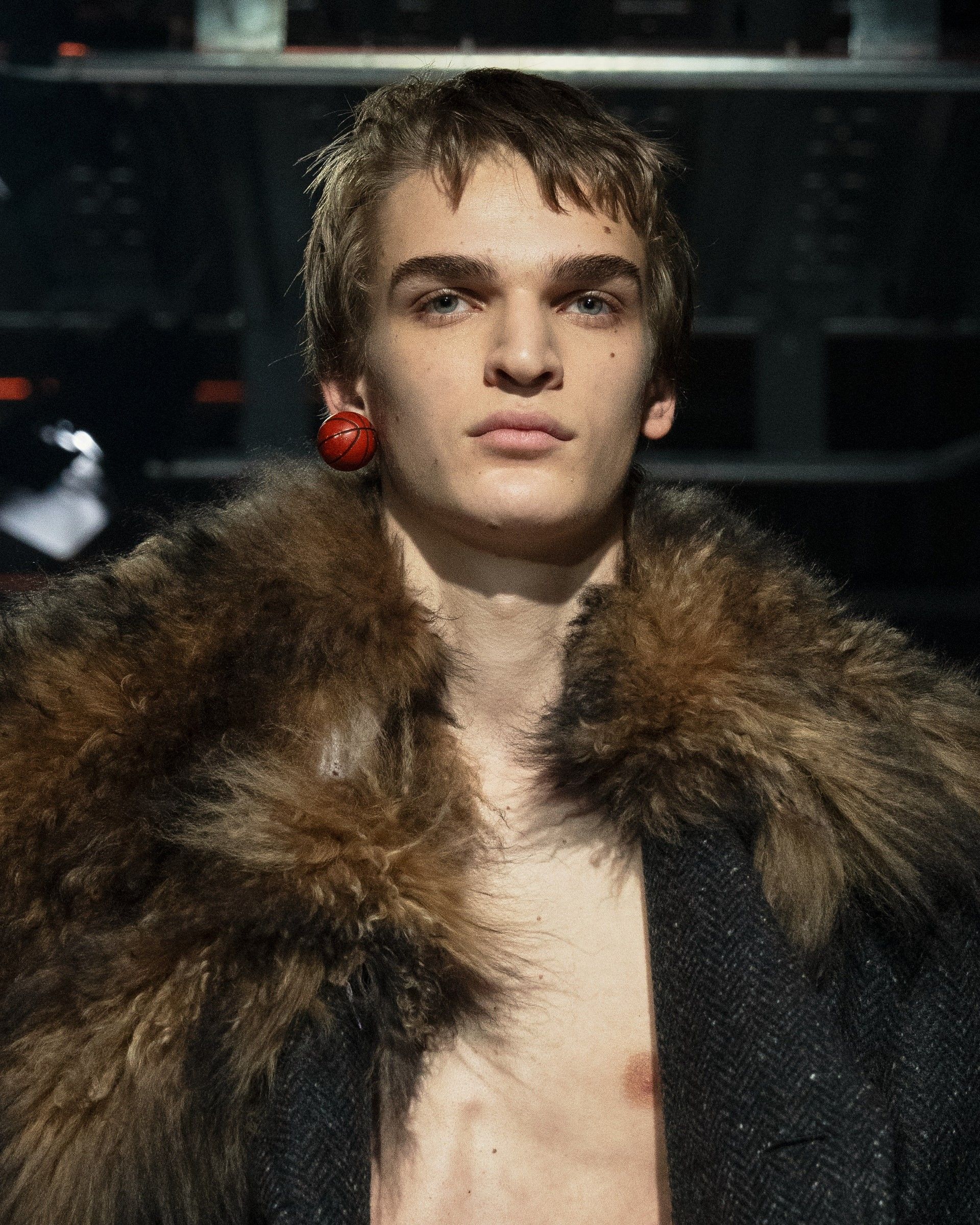 Prada onora le pulsioni primitive della moda maschile nella FW25  Raccontare l'insicurezza attraverso la sensualità