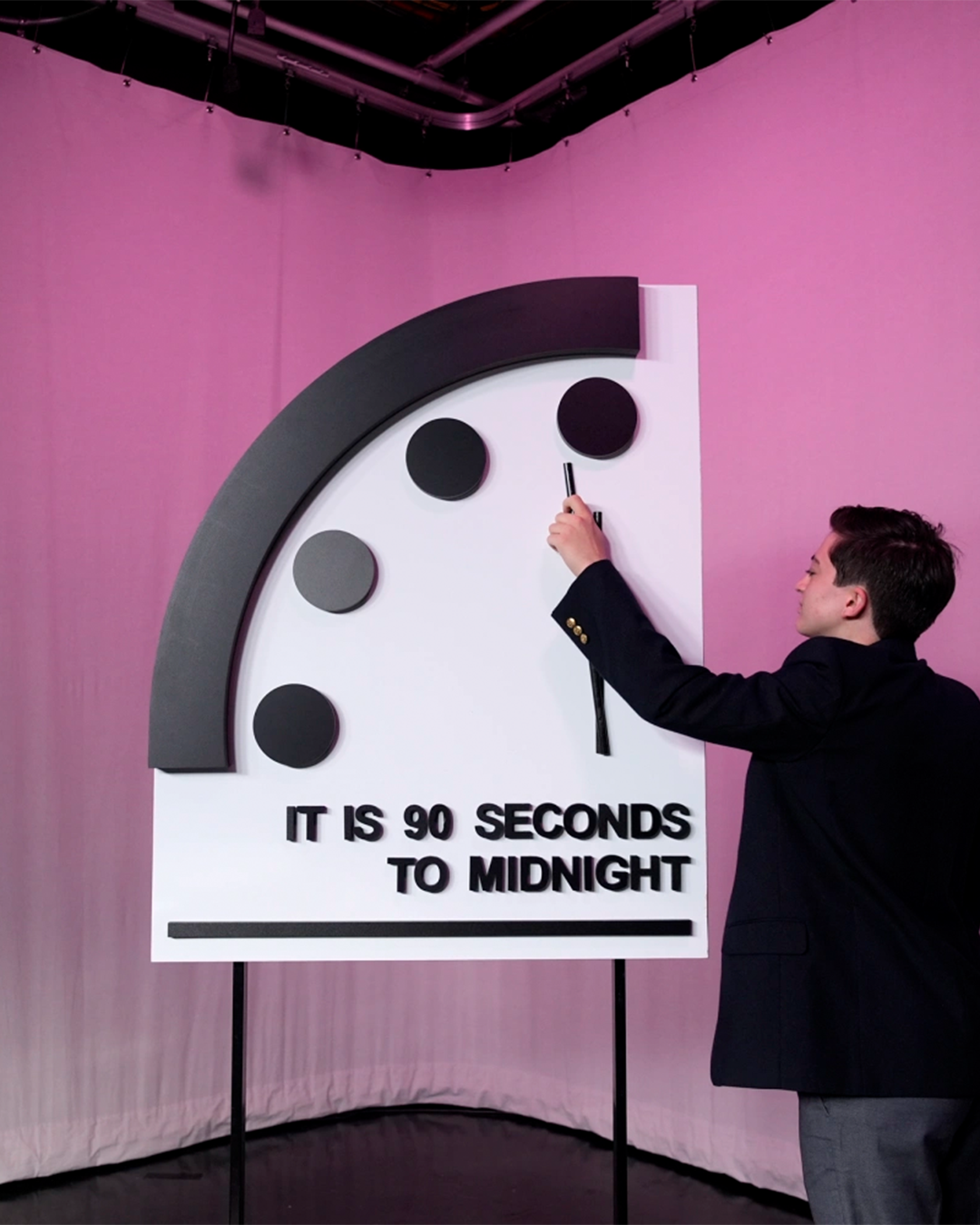 Cos’è il Doomsday Clock? Secondo alcuni scienziati siamo a 89 secondi dall’estinzione