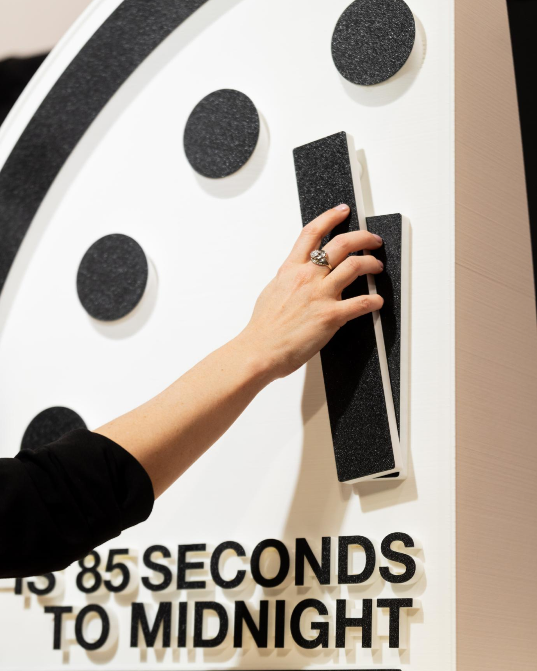 Cos’è il Doomsday Clock? Secondo alcuni scienziati siamo a 85 secondi dall’estinzione