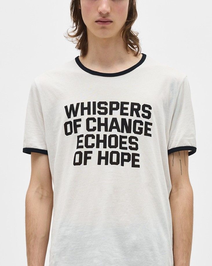 Ann Demeulemeester sostiene Save the Children con una t-shirt When fashion meets solidarity