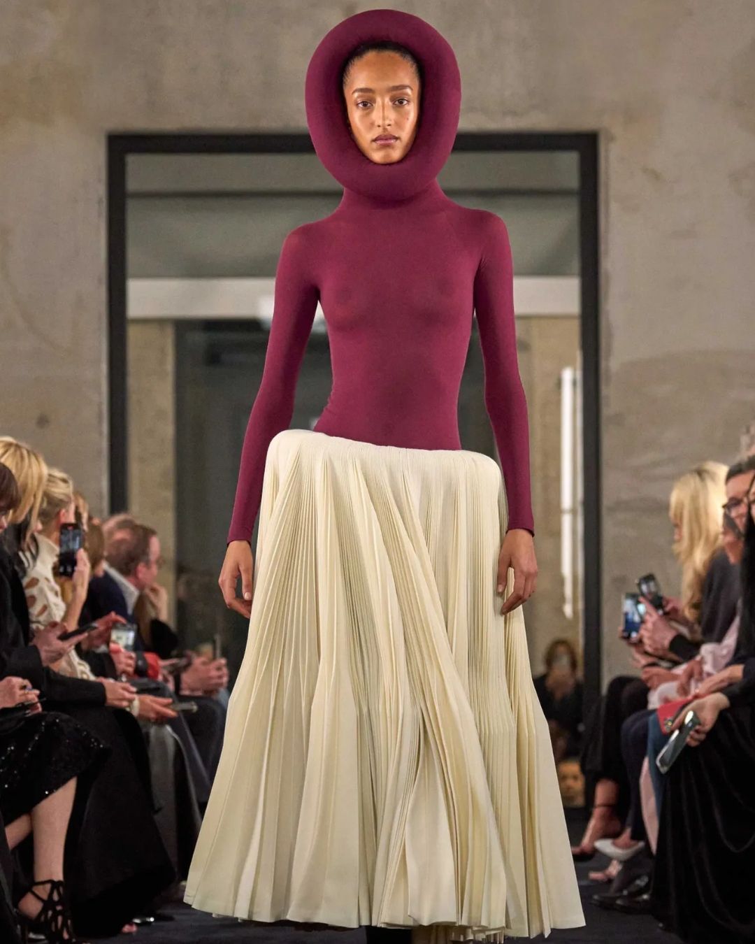 The shapes and colours of the FW25 collection by Alaïa The sculptural and timeless vision of Pieter Mulier struck again