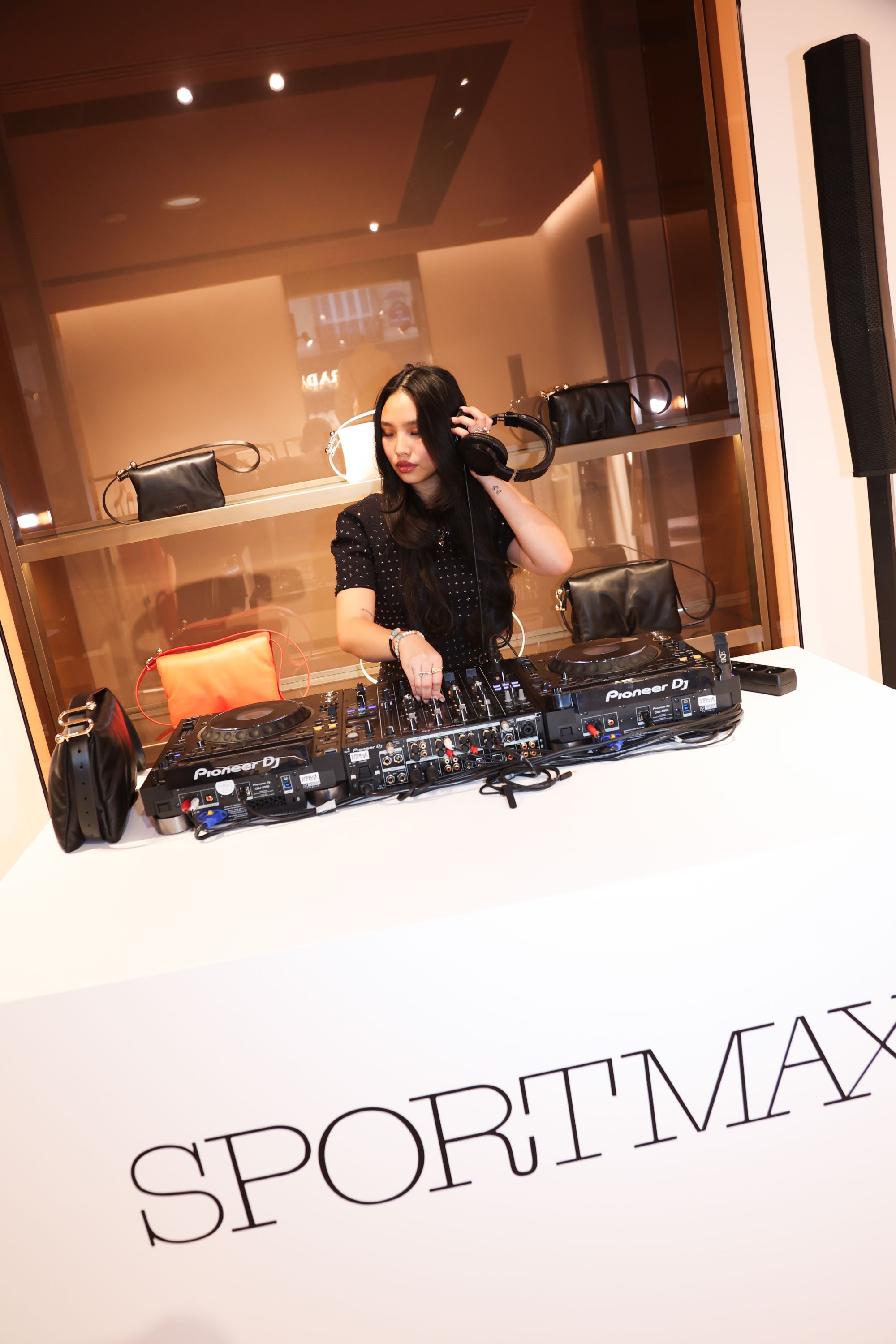 The Soffy Bag conquers Paris The new Sportmax bag continues its European tour with a DJ set and a breakfast in the French capital | Image 557986