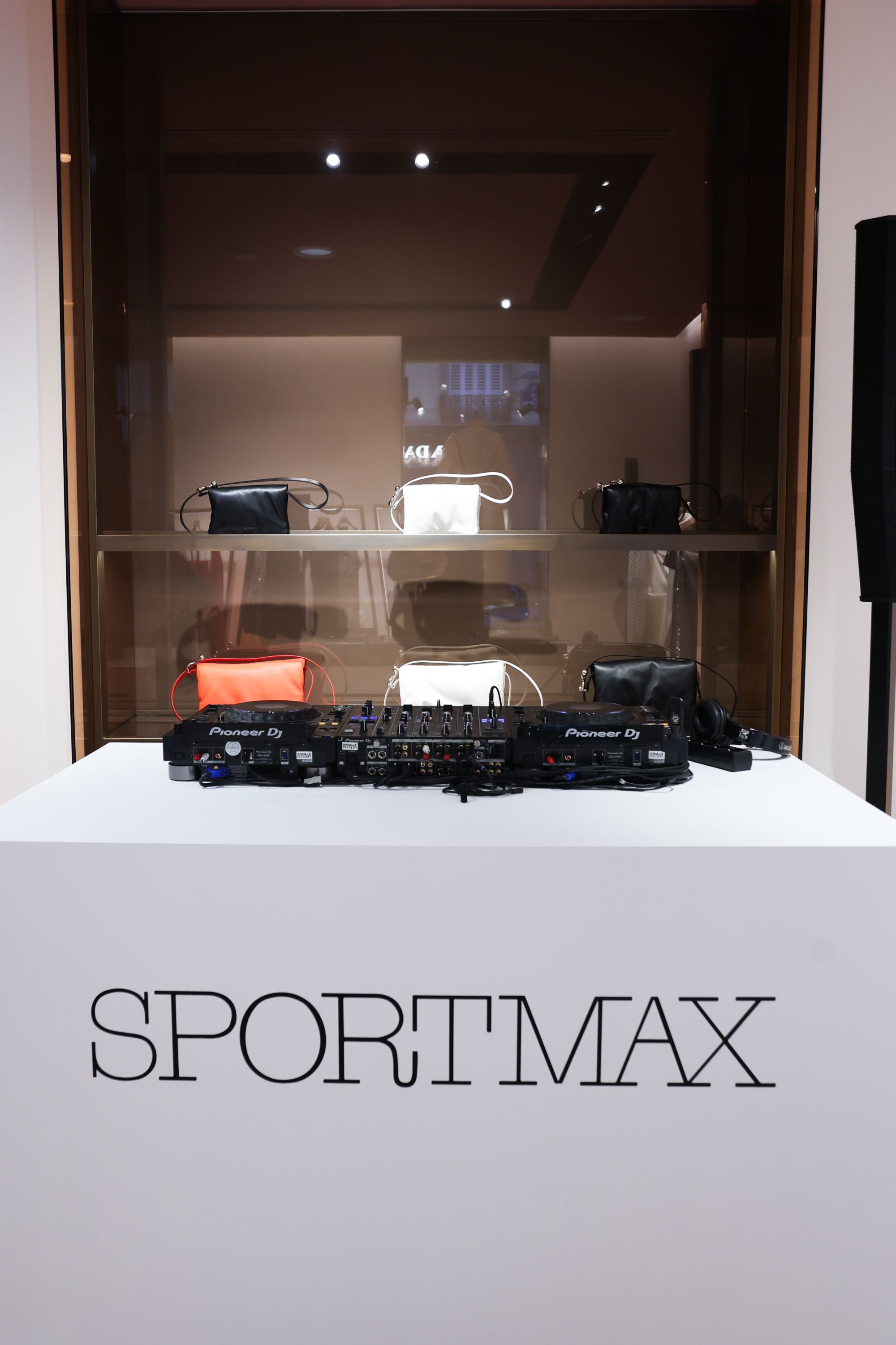 The Soffy Bag conquers Paris The new Sportmax bag continues its European tour with a DJ set and a breakfast in the French capital | Image 557985