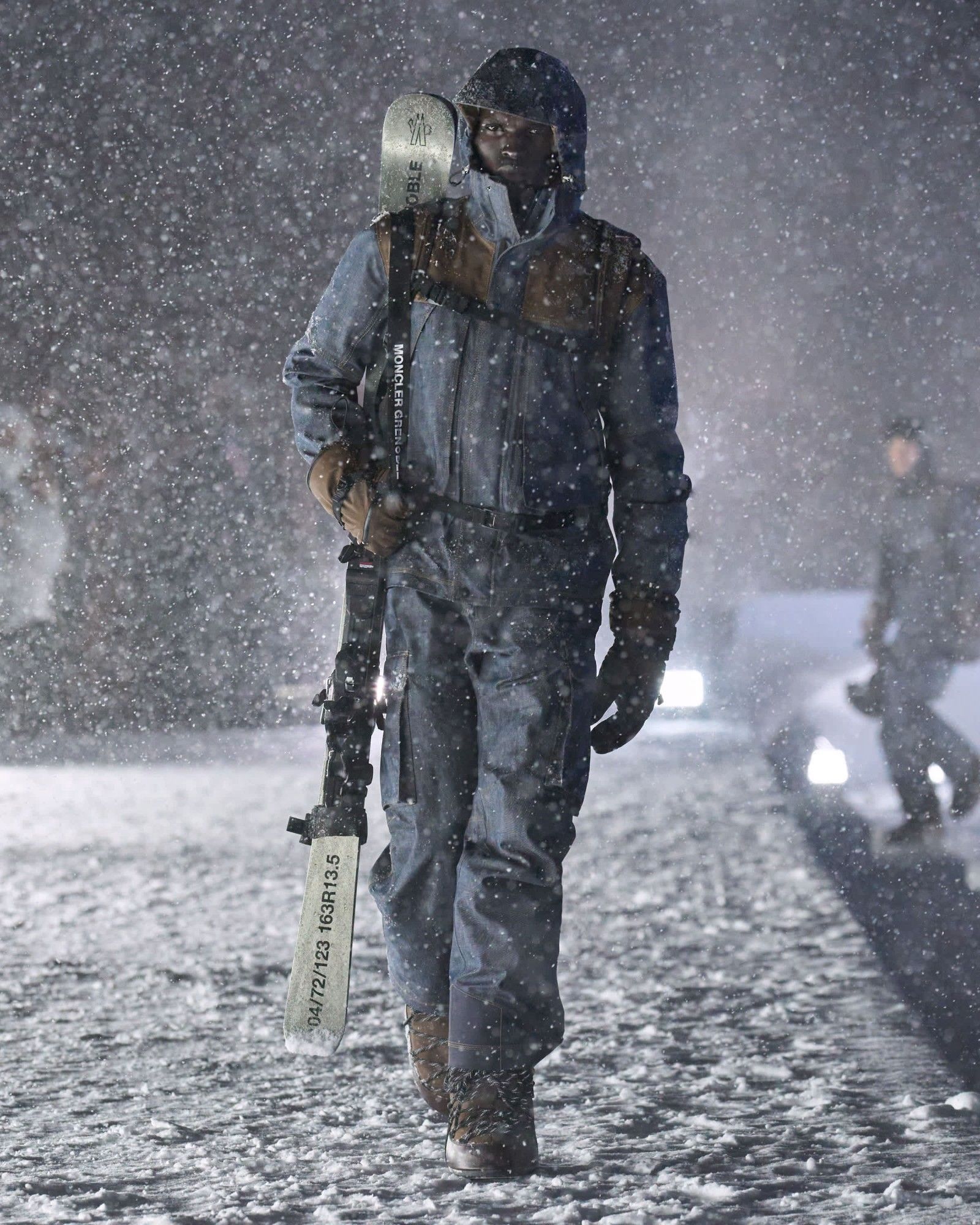 Per Moncler Grenoble, alta moda e alta quota sono la stessa cosa Lo show FW25 di Moncler Grenoble è stato forse il più faraonico mai imbastito dal brand | Image 559387