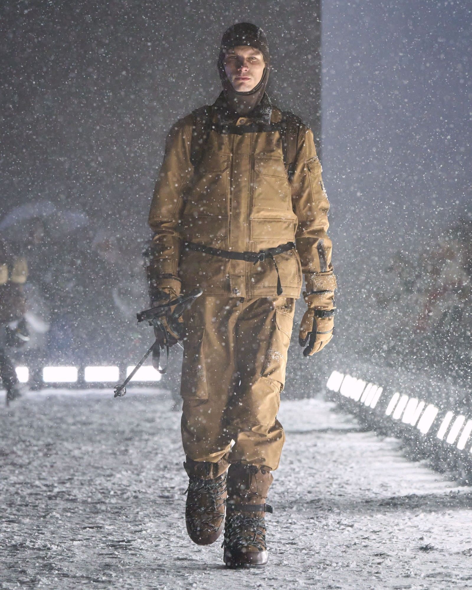 Per Moncler Grenoble, alta moda e alta quota sono la stessa cosa Lo show FW25 di Moncler Grenoble è stato forse il più faraonico mai imbastito dal brand | Image 559386