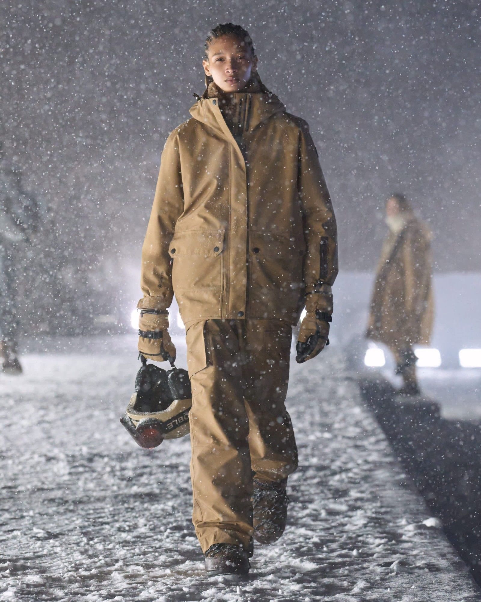 Per Moncler Grenoble, alta moda e alta quota sono la stessa cosa Lo show FW25 di Moncler Grenoble è stato forse il più faraonico mai imbastito dal brand | Image 559385