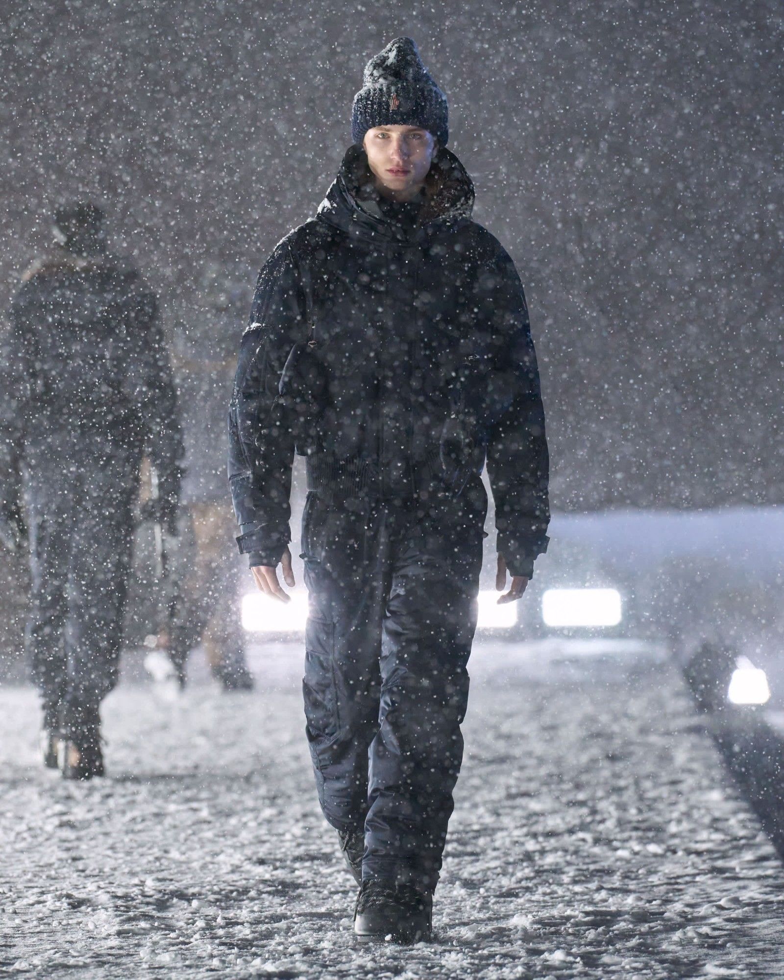 Per Moncler Grenoble, alta moda e alta quota sono la stessa cosa Lo show FW25 di Moncler Grenoble è stato forse il più faraonico mai imbastito dal brand | Image 559384