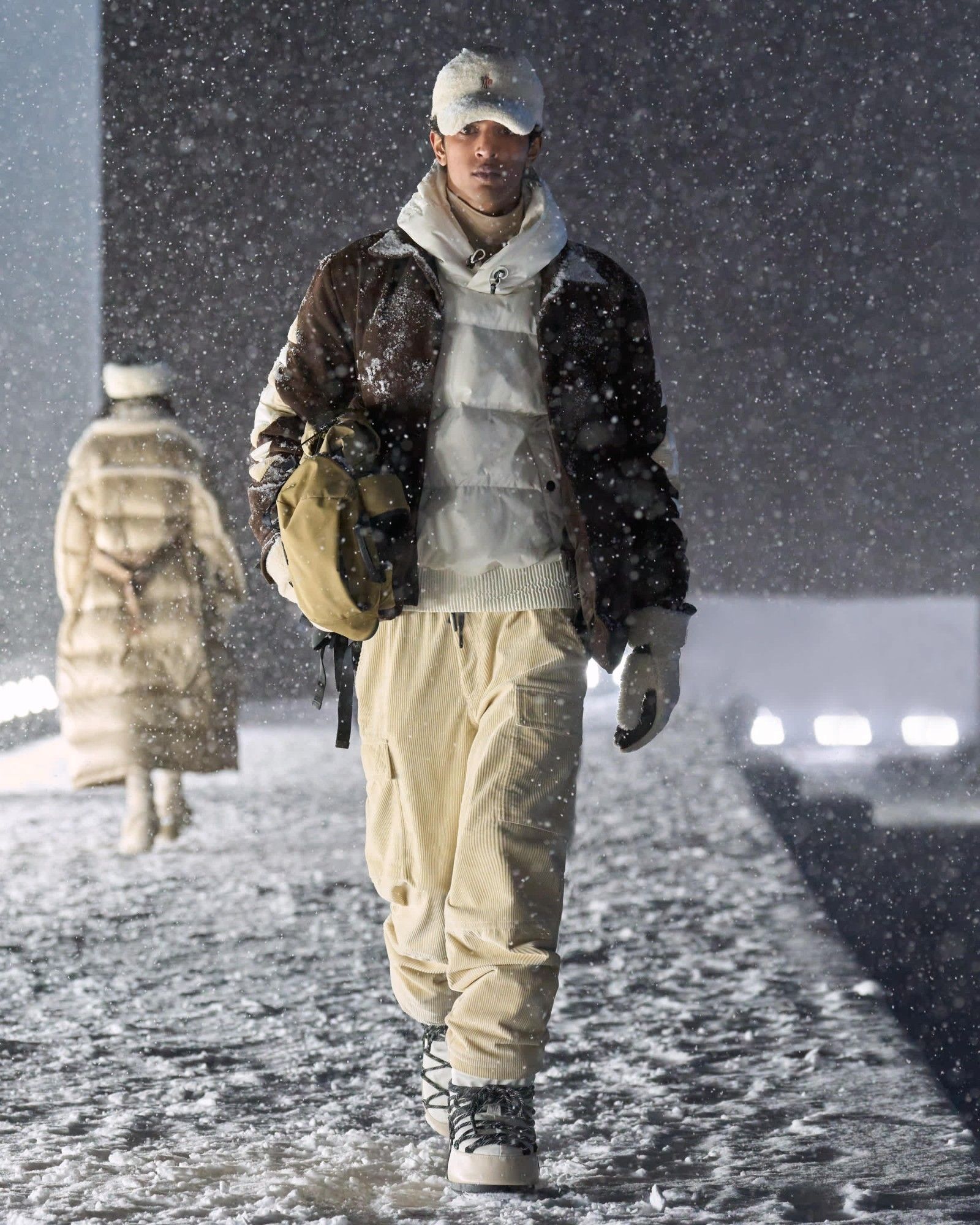 Per Moncler Grenoble, alta moda e alta quota sono la stessa cosa Lo show FW25 di Moncler Grenoble è stato forse il più faraonico mai imbastito dal brand | Image 559383