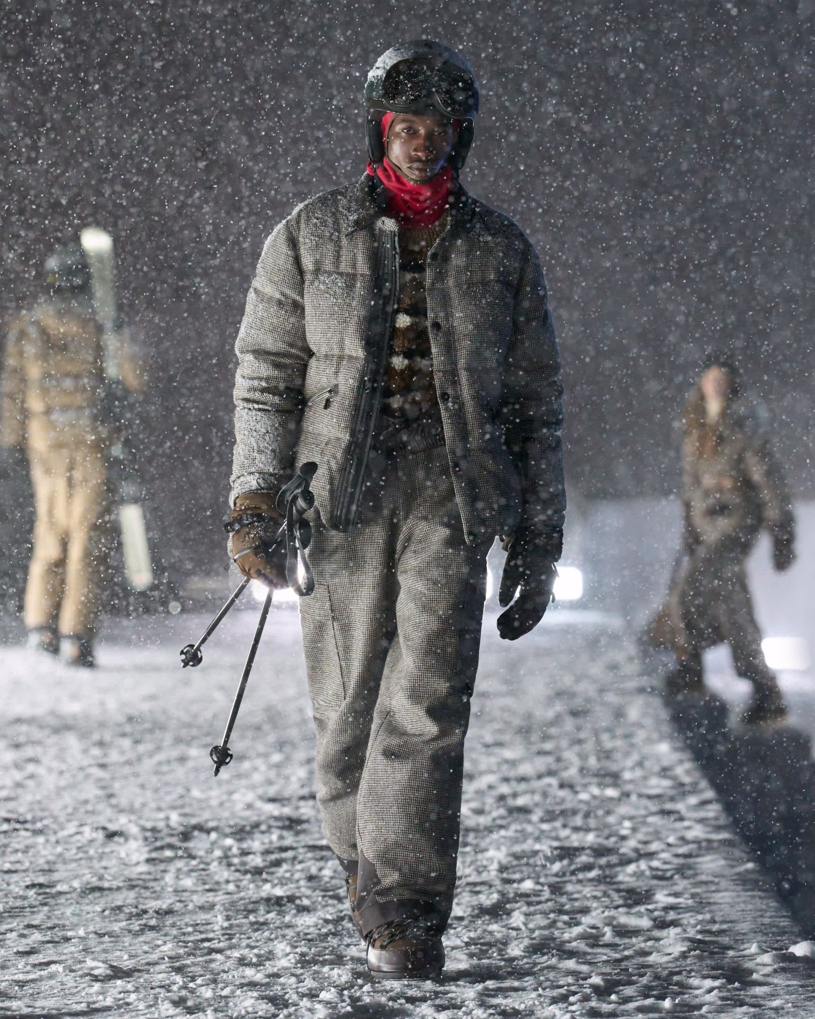 Per Moncler Grenoble, alta moda e alta quota sono la stessa cosa Lo show FW25 di Moncler Grenoble è stato forse il più faraonico mai imbastito dal brand | Image 559382