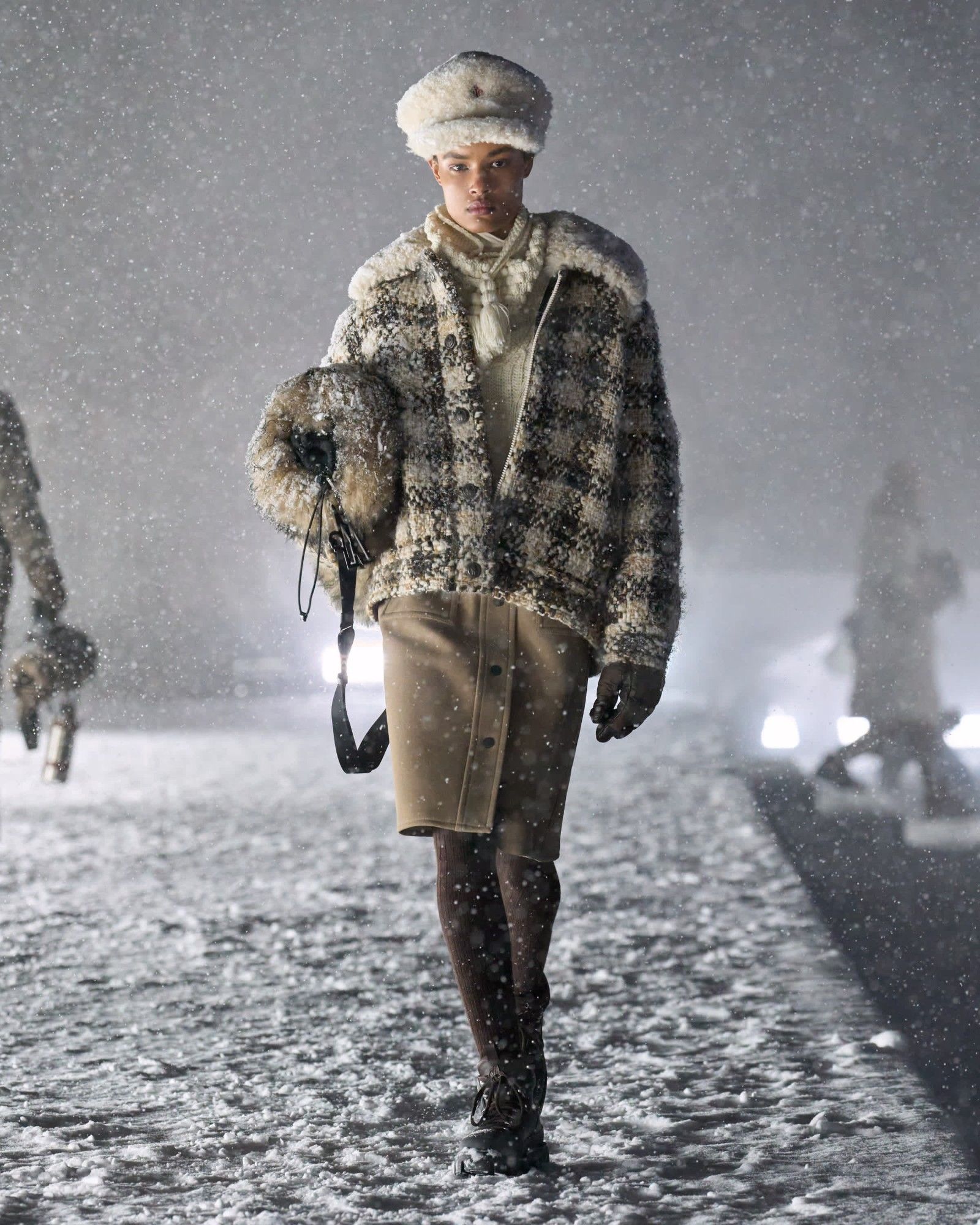 Per Moncler Grenoble, alta moda e alta quota sono la stessa cosa Lo show FW25 di Moncler Grenoble è stato forse il più faraonico mai imbastito dal brand | Image 559381