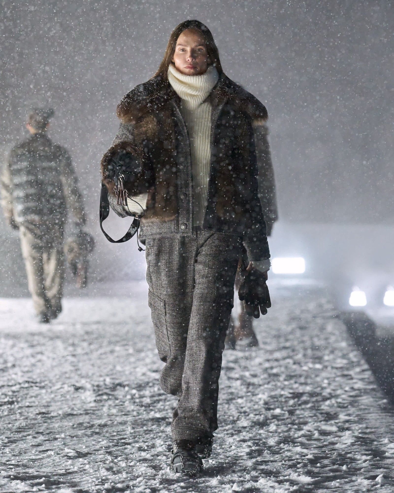 Per Moncler Grenoble, alta moda e alta quota sono la stessa cosa Lo show FW25 di Moncler Grenoble è stato forse il più faraonico mai imbastito dal brand | Image 559380