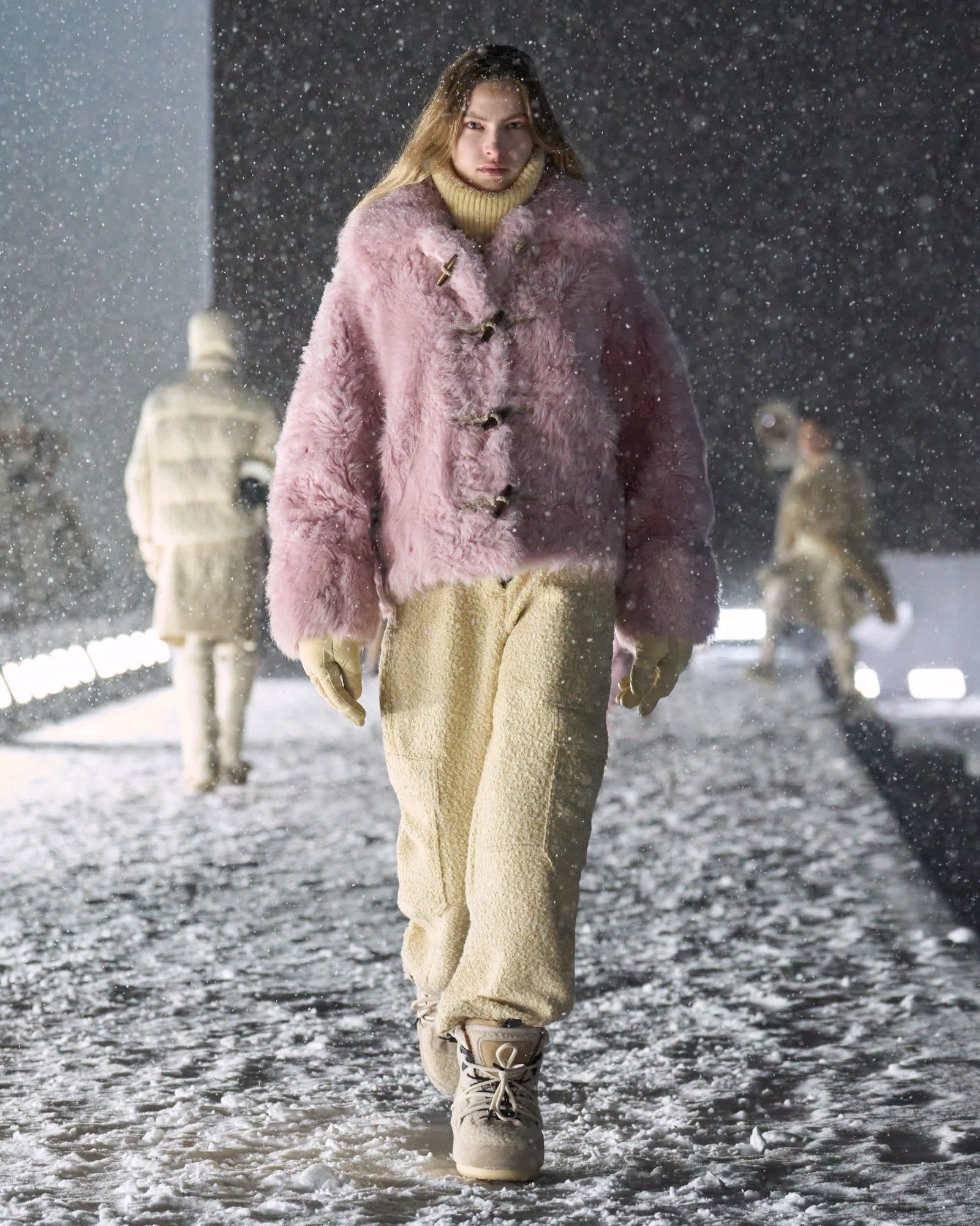 Per Moncler Grenoble, alta moda e alta quota sono la stessa cosa Lo show FW25 di Moncler Grenoble è stato forse il più faraonico mai imbastito dal brand | Image 559379