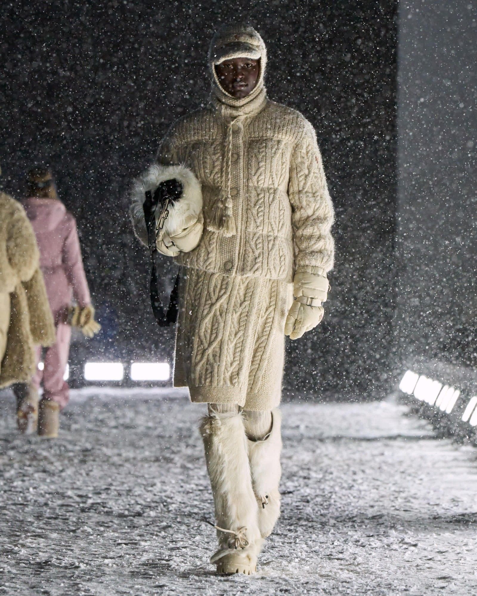 Per Moncler Grenoble, alta moda e alta quota sono la stessa cosa Lo show FW25 di Moncler Grenoble è stato forse il più faraonico mai imbastito dal brand | Image 559378