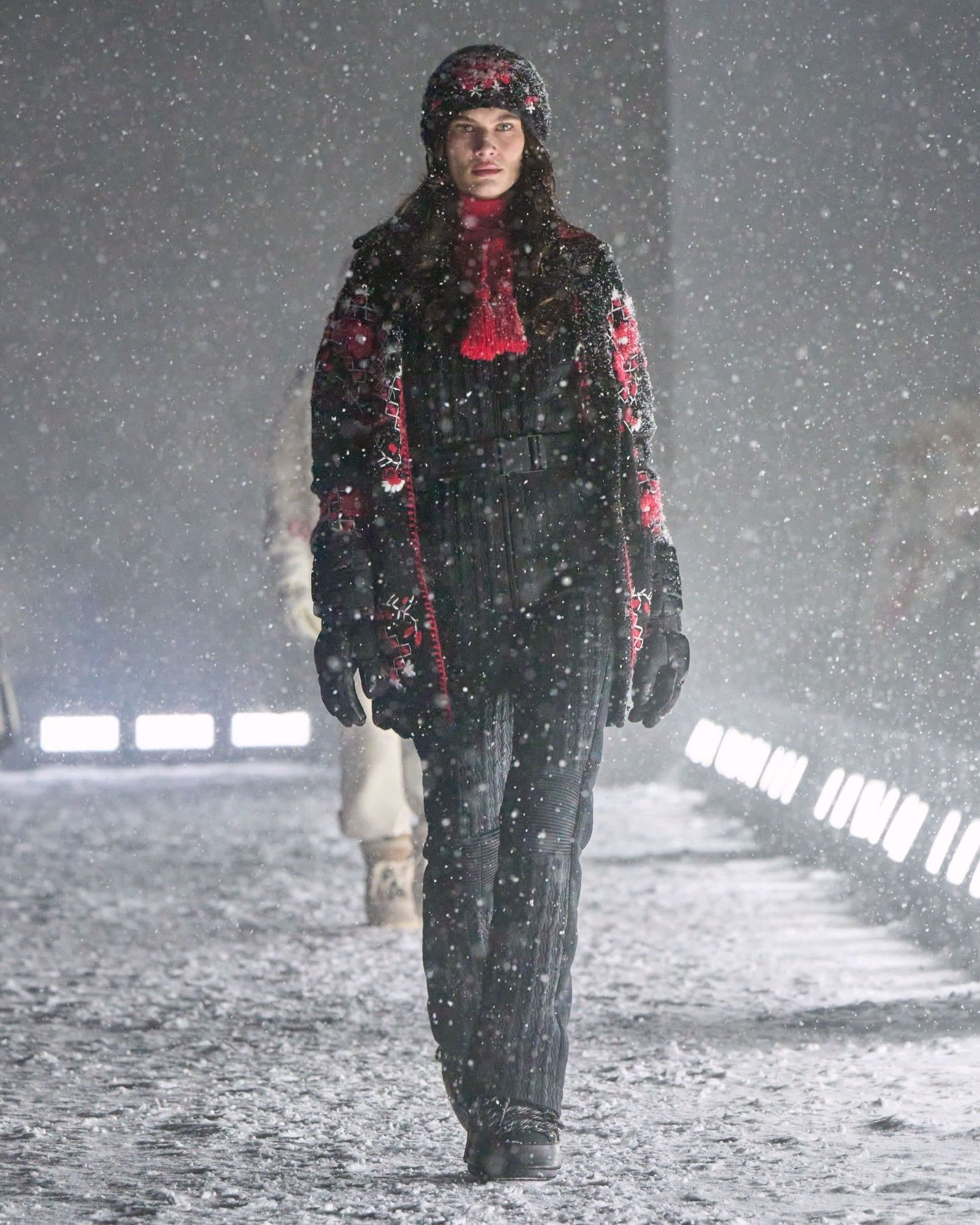 Per Moncler Grenoble, alta moda e alta quota sono la stessa cosa Lo show FW25 di Moncler Grenoble è stato forse il più faraonico mai imbastito dal brand | Image 559376
