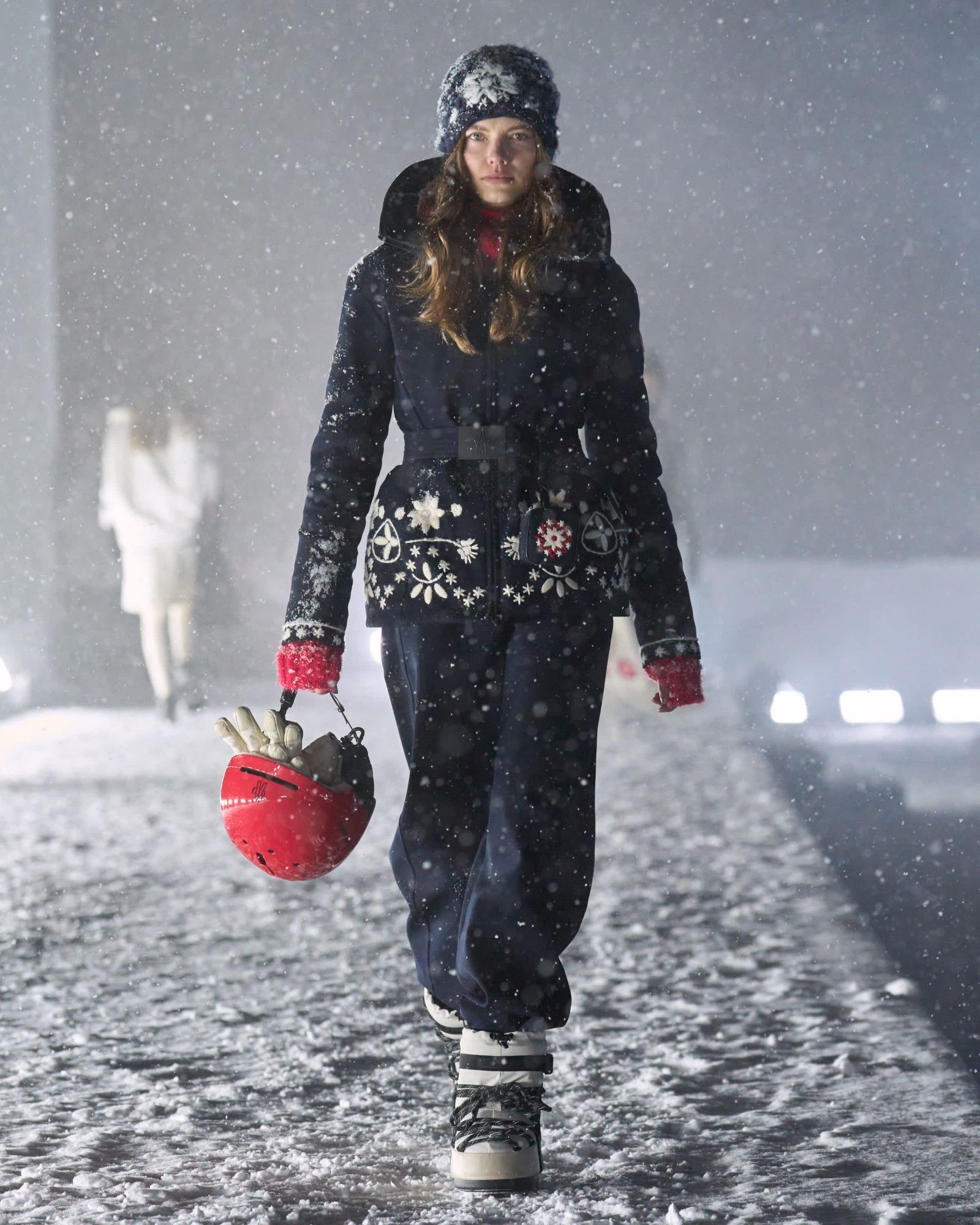 Per Moncler Grenoble, alta moda e alta quota sono la stessa cosa Lo show FW25 di Moncler Grenoble è stato forse il più faraonico mai imbastito dal brand | Image 559374