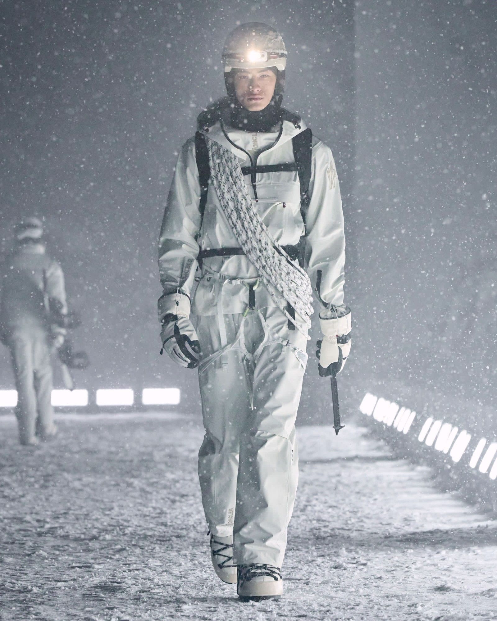 Per Moncler Grenoble, alta moda e alta quota sono la stessa cosa Lo show FW25 di Moncler Grenoble è stato forse il più faraonico mai imbastito dal brand | Image 559372