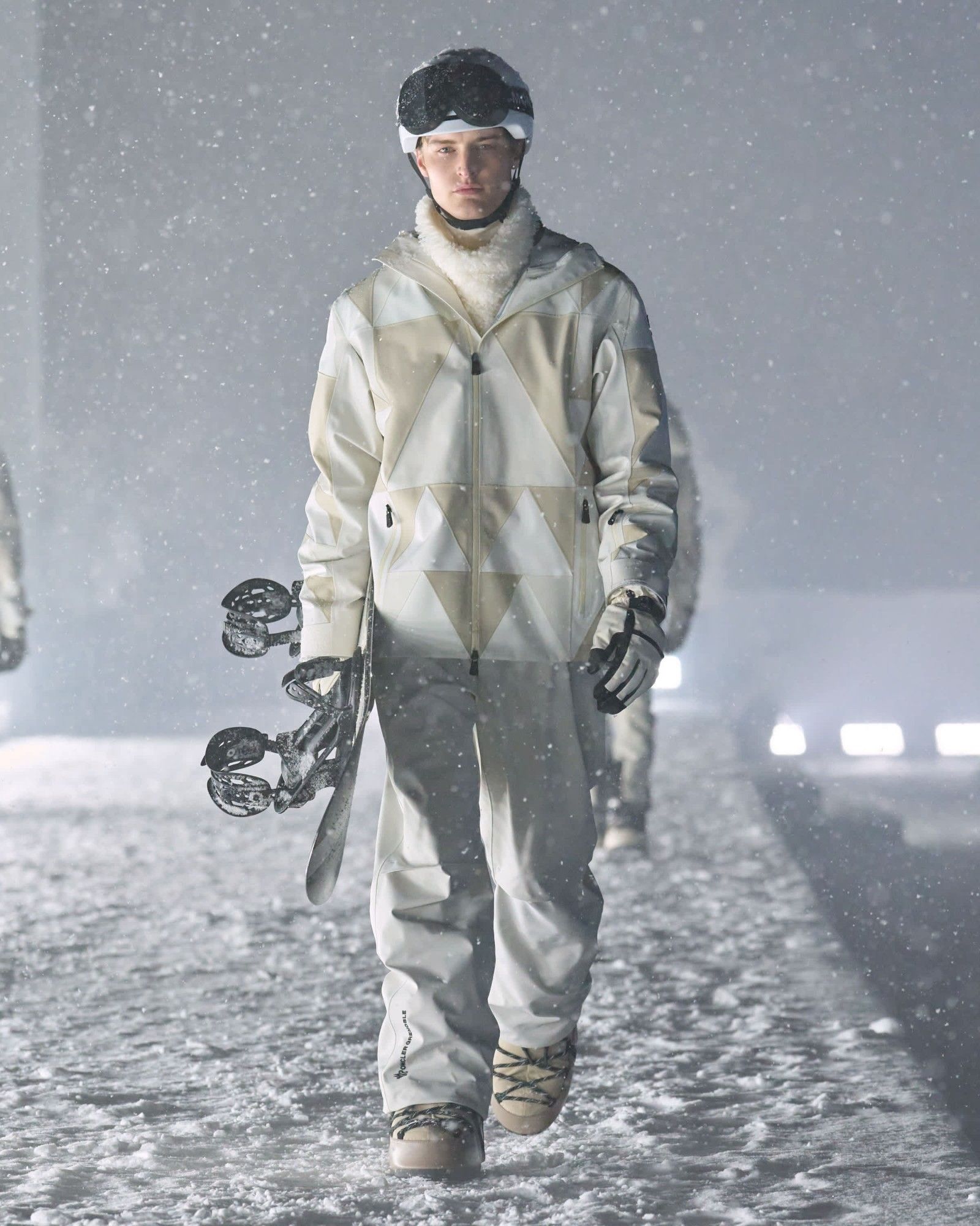 Per Moncler Grenoble, alta moda e alta quota sono la stessa cosa Lo show FW25 di Moncler Grenoble è stato forse il più faraonico mai imbastito dal brand | Image 559371