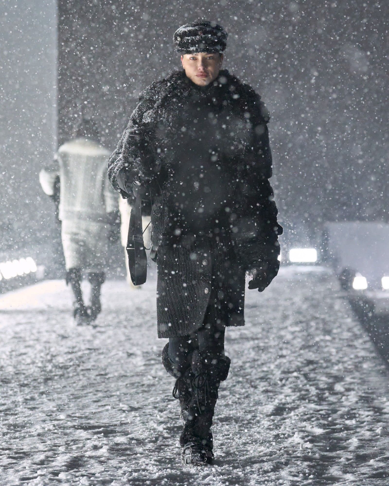 Per Moncler Grenoble, alta moda e alta quota sono la stessa cosa Lo show FW25 di Moncler Grenoble è stato forse il più faraonico mai imbastito dal brand | Image 559368