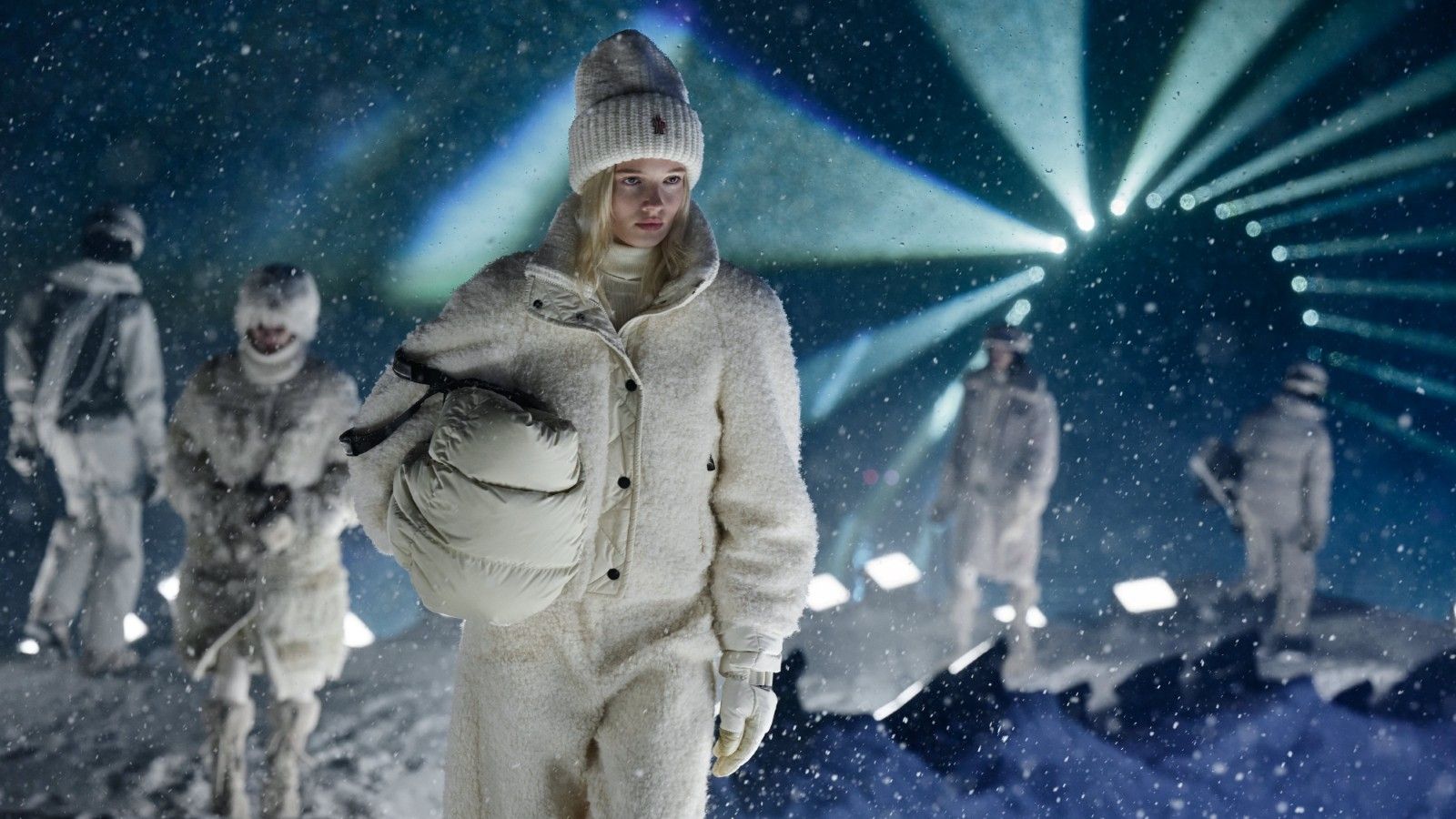 Per Moncler Grenoble, alta moda e alta quota sono la stessa cosa Lo show FW25 di Moncler Grenoble è stato forse il più faraonico mai imbastito dal brand | Image 559357