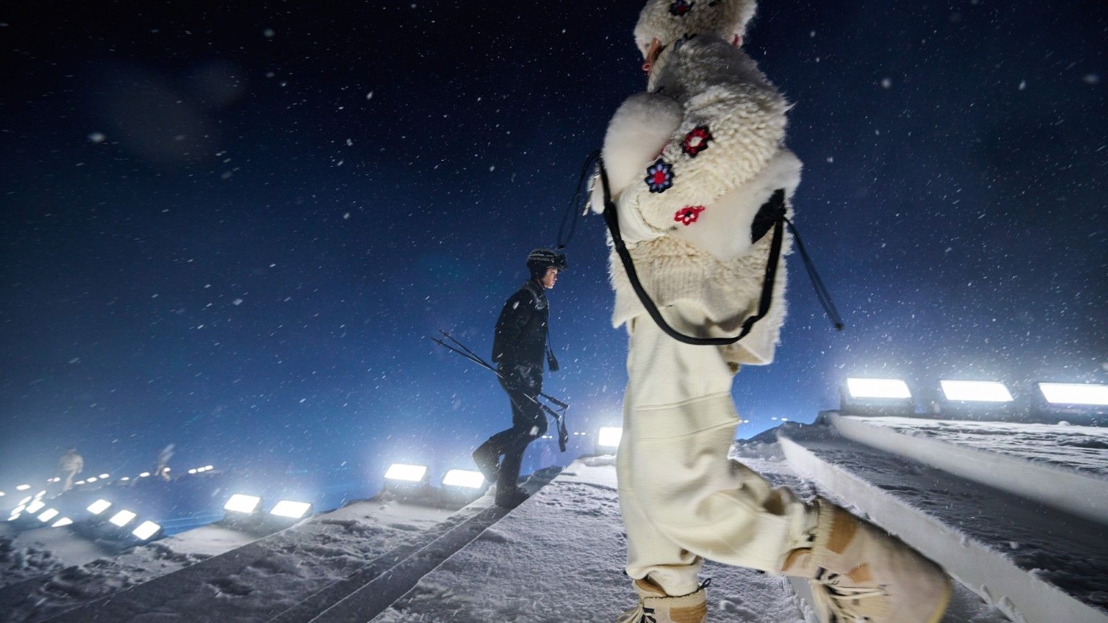Per Moncler Grenoble, alta moda e alta quota sono la stessa cosa Lo show FW25 di Moncler Grenoble è stato forse il più faraonico mai imbastito dal brand | Image 559354