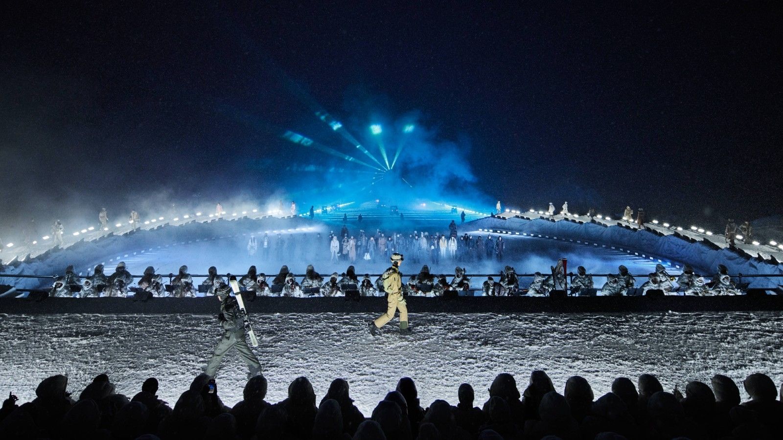 Per Moncler Grenoble, alta moda e alta quota sono la stessa cosa Lo show FW25 di Moncler Grenoble è stato forse il più faraonico mai imbastito dal brand | Image 559347