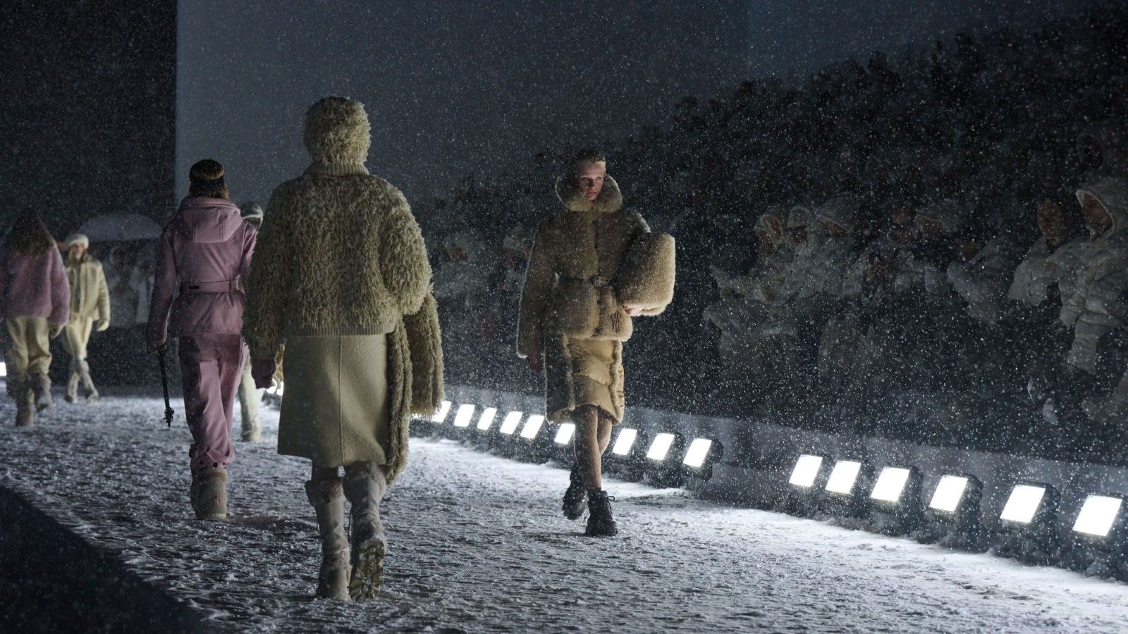 Per Moncler Grenoble, alta moda e alta quota sono la stessa cosa Lo show FW25 di Moncler Grenoble è stato forse il più faraonico mai imbastito dal brand | Image 559364