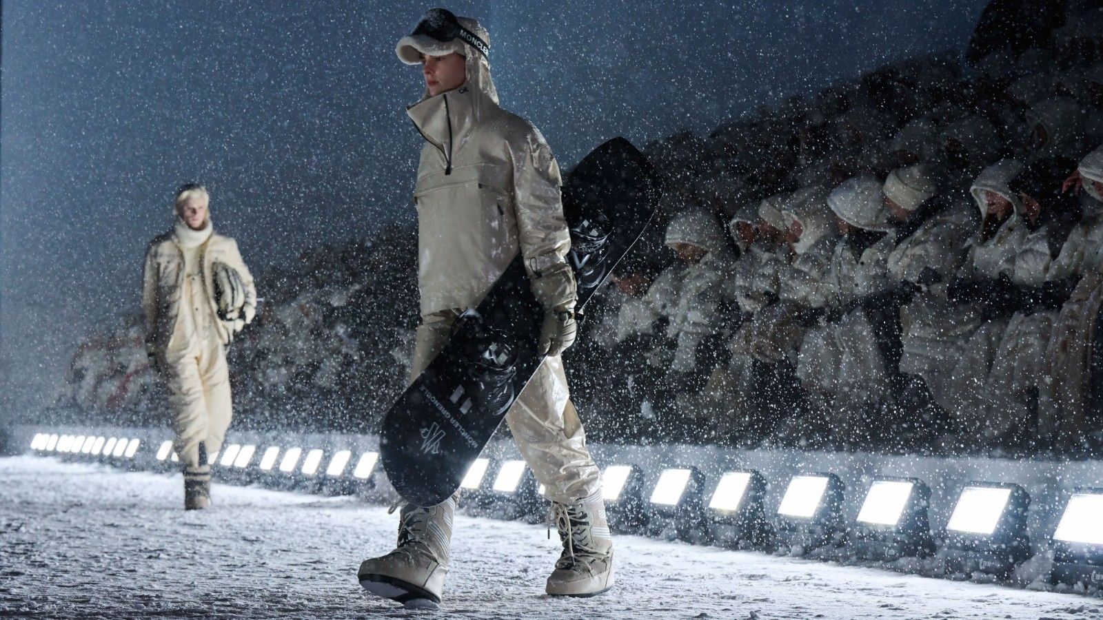 Per Moncler Grenoble, alta moda e alta quota sono la stessa cosa Lo show FW25 di Moncler Grenoble è stato forse il più faraonico mai imbastito dal brand | Image 559361