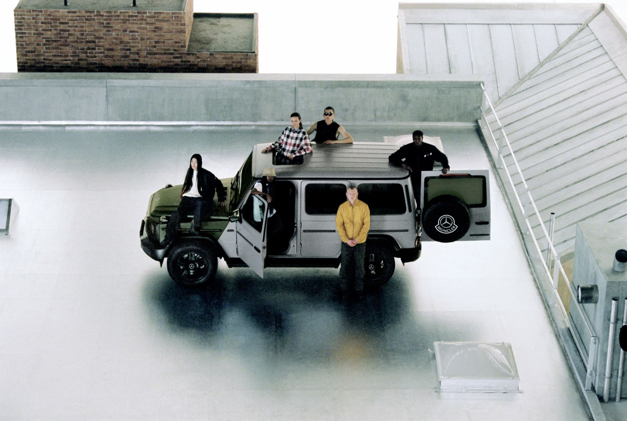 La nuova collab tra Mecedes-Benz e Moncler è disegnata da Nigo Tra design, arte e moda e l'influenza della cultura hip-hop anni 90 | Image 562007