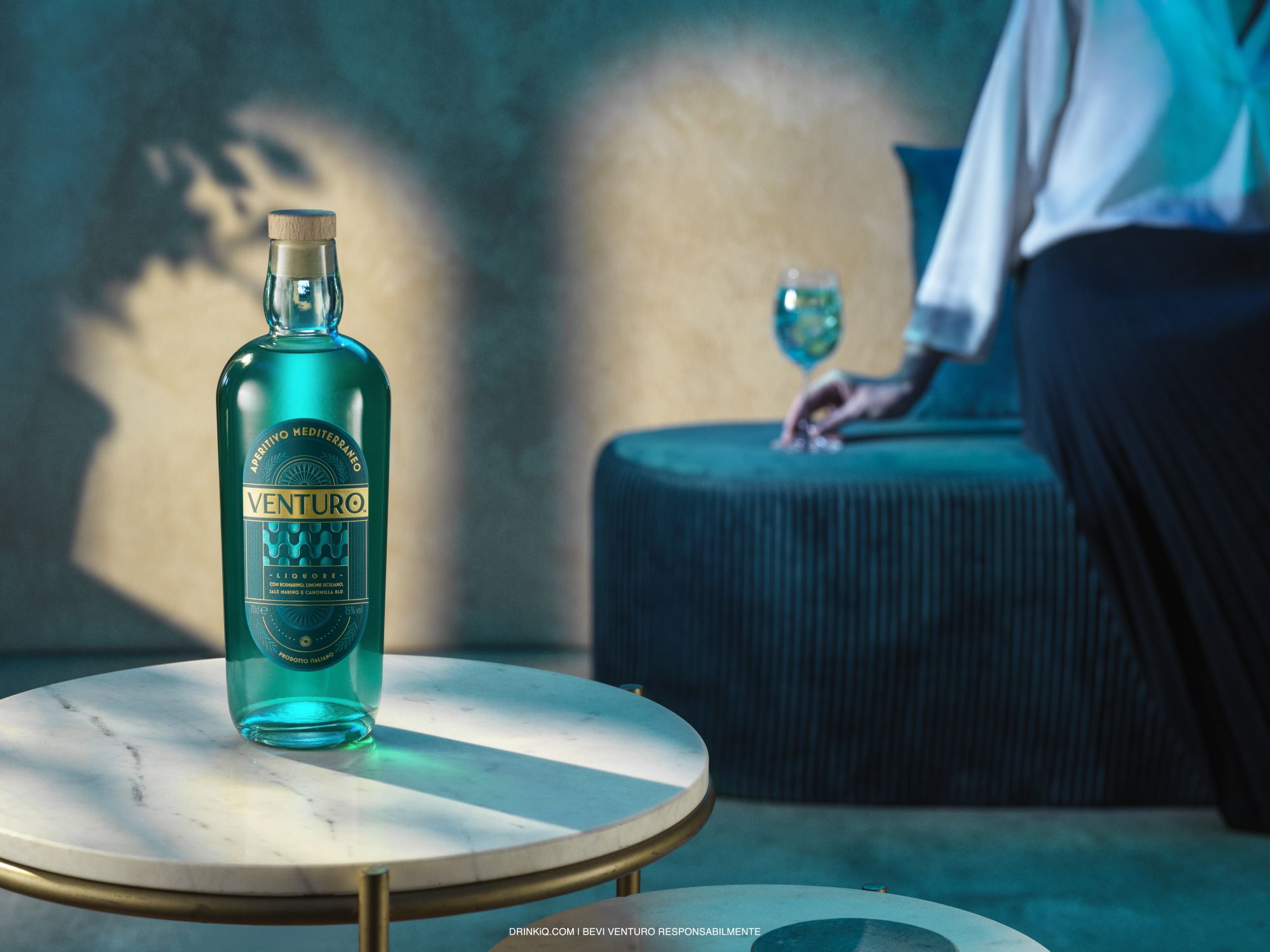 VENTURO Aperitivo Mediterraneo tinge di blu i migliori locali in 10 città italiane Il distillato che porta il rituale dell’aperitivo a un livello superiore dà vita a un calendario di eventi esperienziali nei migliori cocktail bar italiani | Image 563237